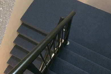 На фото: лестница среднего размера в современном стиле с ступенями с ковровым покрытием и ковровыми подступенками с