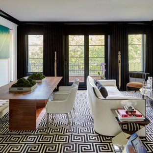 Inspiration för ett funkis allrum med öppen planlösning, med vita väggar, heltäckningsmatta, en standard öppen spis, en spiselkrans i gips och svart golv