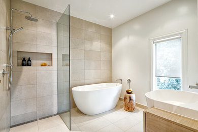 Inspiration for a mid-sized contemporary master bathroom in Melbourne.