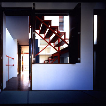 工場街の家／光の階段室と隙間空間でつながる狭小住宅