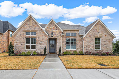 One-story house exterior idea in Dallas