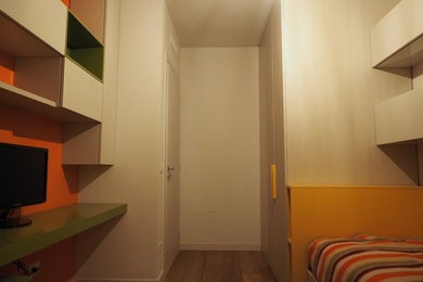 Cette photo montre une chambre de fille de 4 à 10 ans tendance de taille moyenne avec un mur orange et parquet clair.