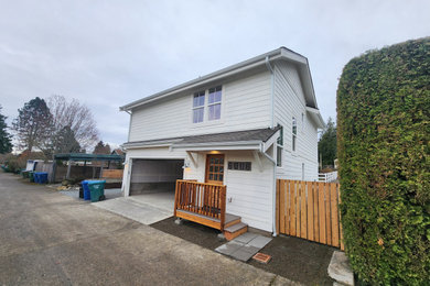 Example of a country home design design in Seattle