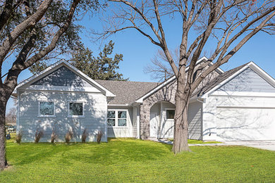 Home design - transitional home design idea in Dallas