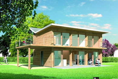 Cette photo montre une façade de maison en bois à un étage avec un toit à deux pans.