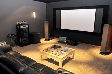 Ejemplo de cine en casa cerrado clásico renovado grande con paredes grises, moqueta y pantalla de proyección