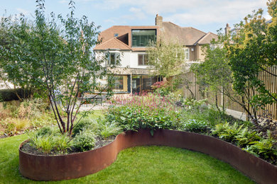 Photo of a contemporary garden in Hertfordshire.