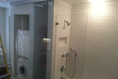 Diseño de cuarto de baño contemporáneo con ducha empotrada, baldosas y/o azulejos blancos, baldosas y/o azulejos de cemento y ducha con puerta con bisagras