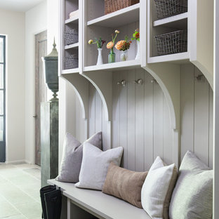 ナッシュビルの中サイズのトランジショナルスタイルのおしゃれなマッドルーム (グレーの壁、ライムストーンの床、グレーの床) の写真