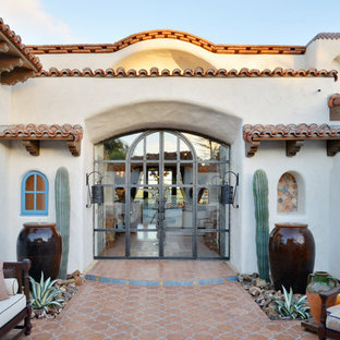 Geräumige Mediterrane Haustür mit weißer Wandfarbe, Keramikboden, Doppeltür, Glastür und orangem Boden in San Diego