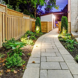 トロントの中サイズの長方形トランジショナルスタイルのおしゃれな裏庭プール (天然石敷き) の写真