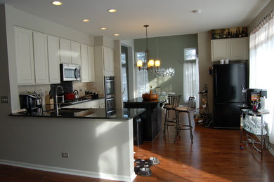 Example of a kitchen design in Chicago