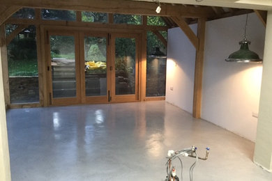 Esempio di una cucina abitabile country di medie dimensioni con pavimento in cemento e pavimento grigio