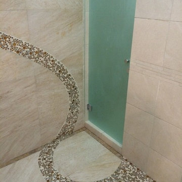 Detalle de malla decorativa en muro y piso.
