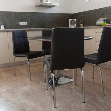Countryside kitchen:latte travetine floor whith flexible slate