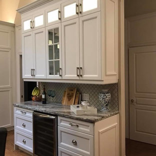 Idéer för ett stort klassiskt blå kök, med en rustik diskho, luckor med infälld panel, vita skåp, granitbänkskiva, vitt stänkskydd, stänkskydd i porslinskakel, rostfria vitvaror, mellanmörkt trägolv och en köksö