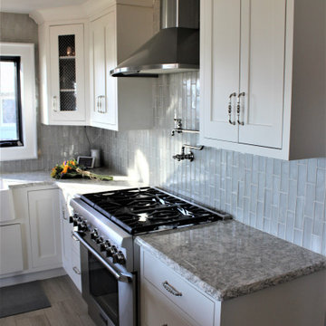 Starmark Insert Kitchen in Mackay Dove (Perimeter) and Peppercorn (Island)