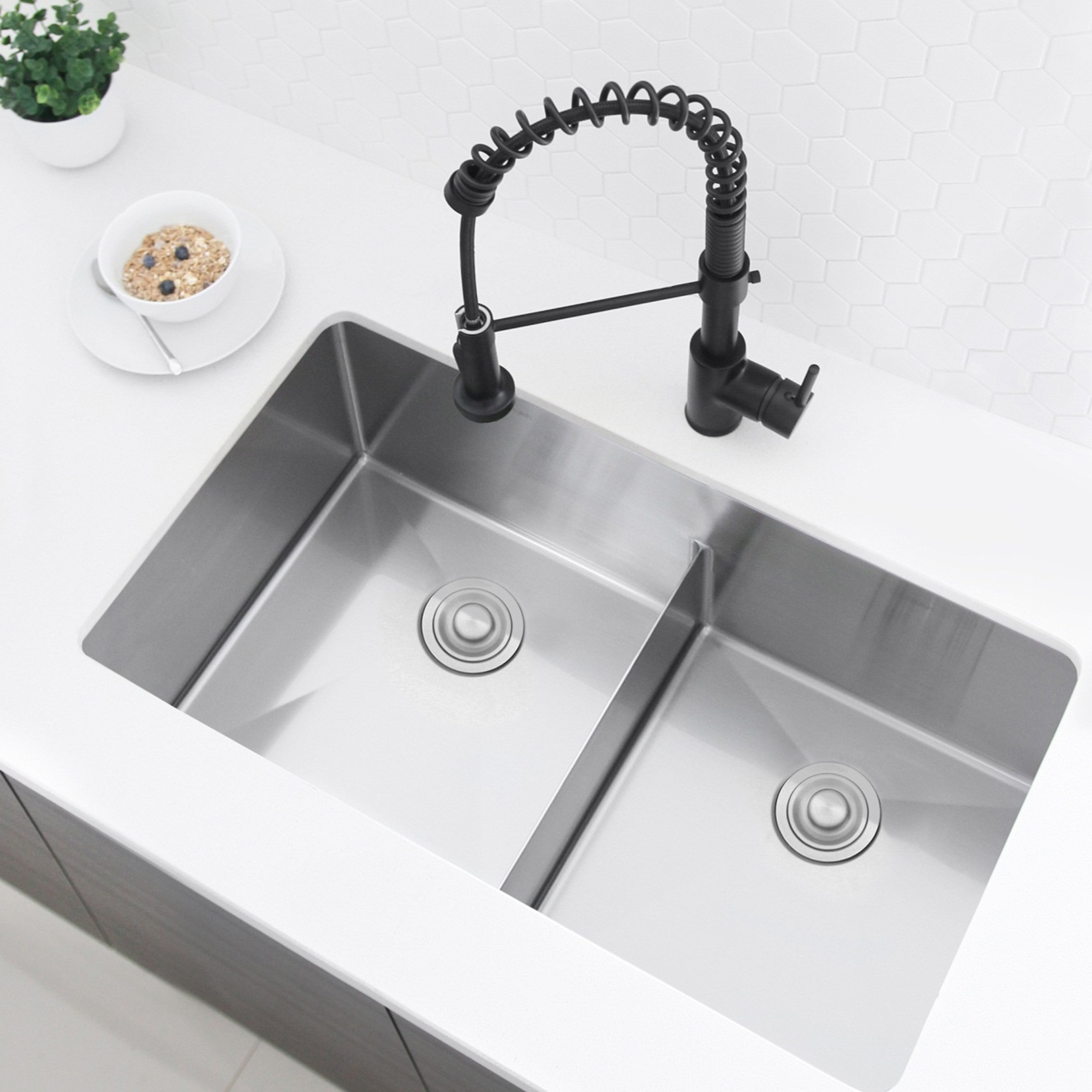 STYLISH 32"L x 18"W Stainless Steel Low Divider Undermount Kitchen Sink