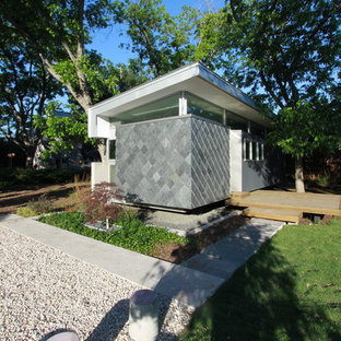 ヒューストンのコンテンポラリースタイルのおしゃれな平屋 (混合材サイディング、グレーの外壁、片流れ屋根) の写真