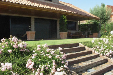 Ejemplo de camino de jardín campestre en primavera