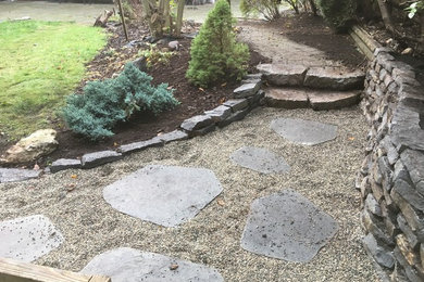 バンクーバーにあるおしゃれな庭 (天然石敷き) の写真