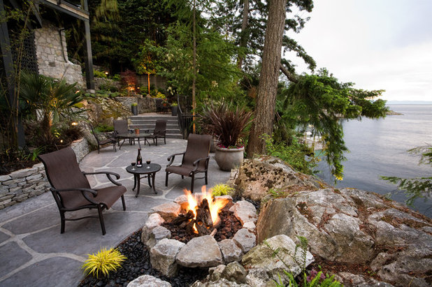 Transitional Patio by Pacifica Landscape Works Inc.