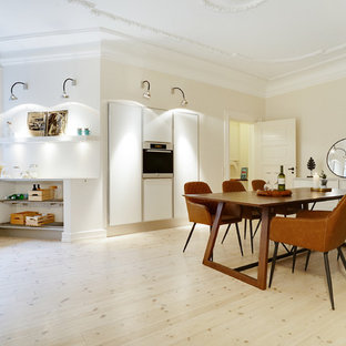 コペンハーゲンの広い北欧風 LDKの画像 (ベージュの壁、淡色無垢フローリング、ベージュの床)