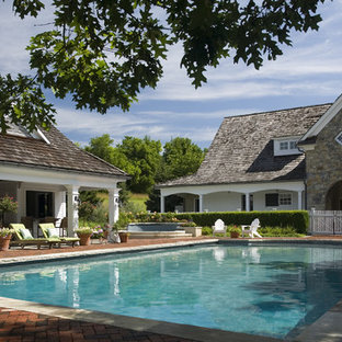 Klassischer Pool in rechteckiger Form mit Pflasterklinker und Poolhaus in New York