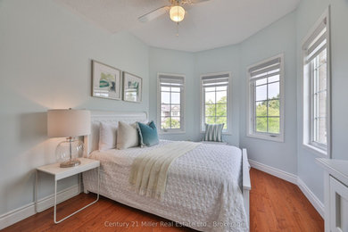 Bedroom photo in Toronto