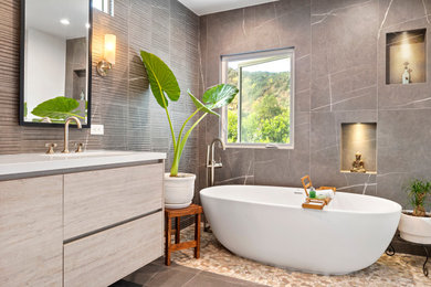 Bathroom - contemporary bathroom idea in Los Angeles