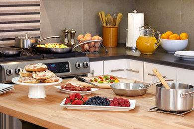 Kitchen - modern kitchen idea in Milwaukee