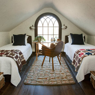 Imagen de habitación de invitados clásica, sin chimenea, con paredes blancas y suelo de madera oscura