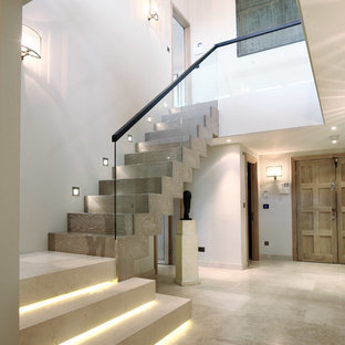 Создайте стильный интерьер: угловая лестница в современном стиле с деревянными ступенями и деревянными подступенками - последний тренд