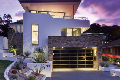 Inspiration for a modern townhouse exterior in Sydney.