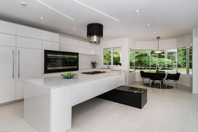 Kitchen - modern kitchen idea in Cleveland