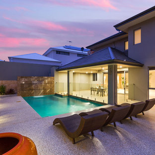 パースの小さいL型コンテンポラリースタイルのおしゃれな裏庭プールの写真