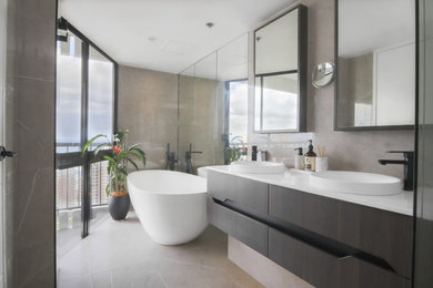 Design ideas for a contemporary bathroom in Gold Coast - Tweed.