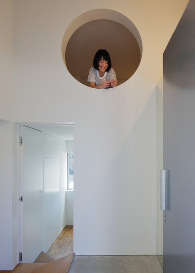 Модернизм Коридор by 山本卓郎建築設計事務所　TAKURO YAMAMOTO ARCHITECTS