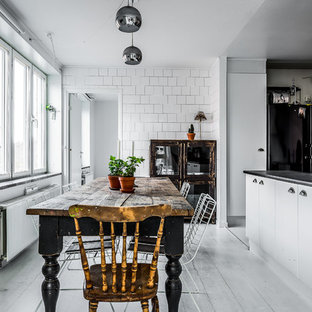 Idéer för mellanstora minimalistiska matplatser, med målat trägolv och vitt golv