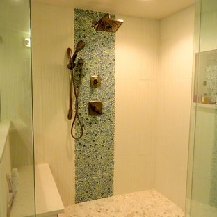 Großes Modernes Badezimmer En Suite mit flächenbündigen Schrankfronten, hellbraunen Holzschränken, Einbaubadewanne, Doppeldusche, Wandtoilette mit Spülkasten, weißen Fliesen, Porzellanfliesen, weißer Wandfarbe, Porzellan-Bodenfliesen, Unterbauwaschbecken und Quarzwerkstein-Waschtisch in Orlando