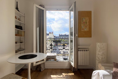 Aménagement d'une salle de séjour contemporaine de taille moyenne avec un mur blanc et une cheminée standard.