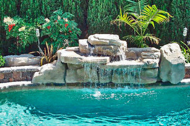 Example of an island style pool design in Los Angeles