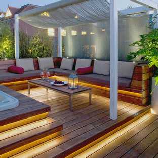 ロンドンのトロピカルスタイルのおしゃれなデッキの写真