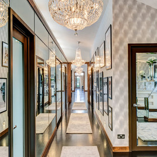 Foto di un ingresso o corridoio classico di medie dimensioni con pavimento nero