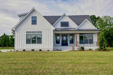 Imagen de fachada de casa blanca de estilo americano de dos plantas