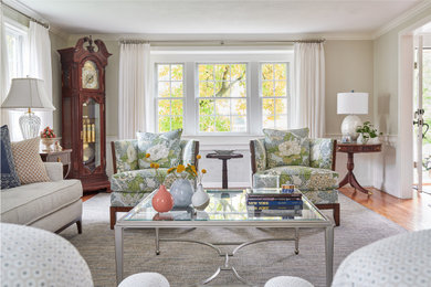Inspiration for a traditional living room in Bridgeport.