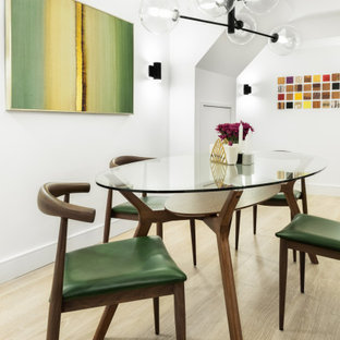 Ejemplo de comedor retro, de tamaño medio, cerrado, con paredes blancas, suelo de madera clara y suelo beige