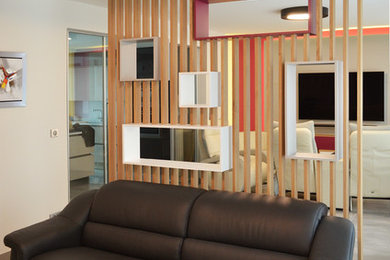 Photo of a contemporary family room in Reims.