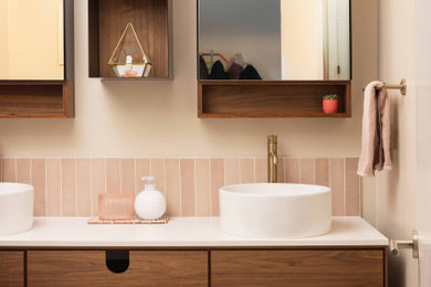 Example of a 1960s bathroom design in Los Angeles