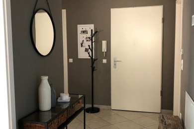 Kleiner Moderner Flur mit grauer Wandfarbe, grauem Boden und Keramikboden in München